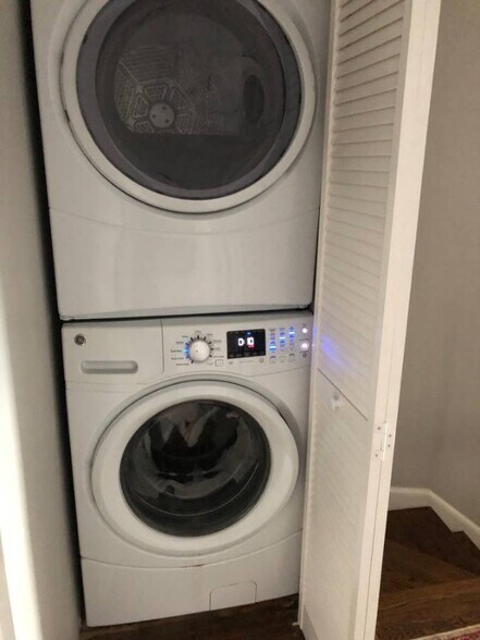 Building Photo - 924 15th St SE