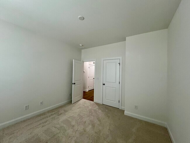 Building Photo - 2132 Barrowcliffe Dr NW
