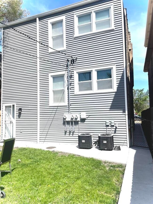 Building Photo - 7118 S Talman Ave