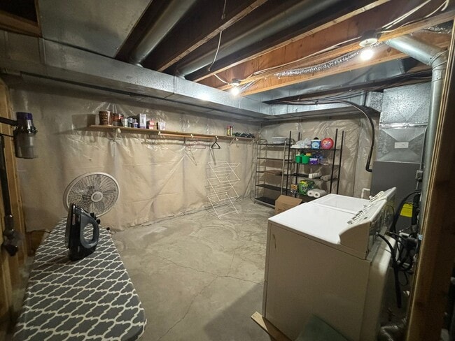 Building Photo - 3 BEDROOM | 2 BATH | GARAGE | SOUTH