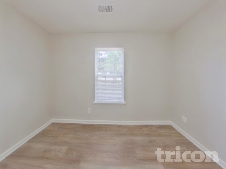 Building Photo - 2736 Daffodil Dr