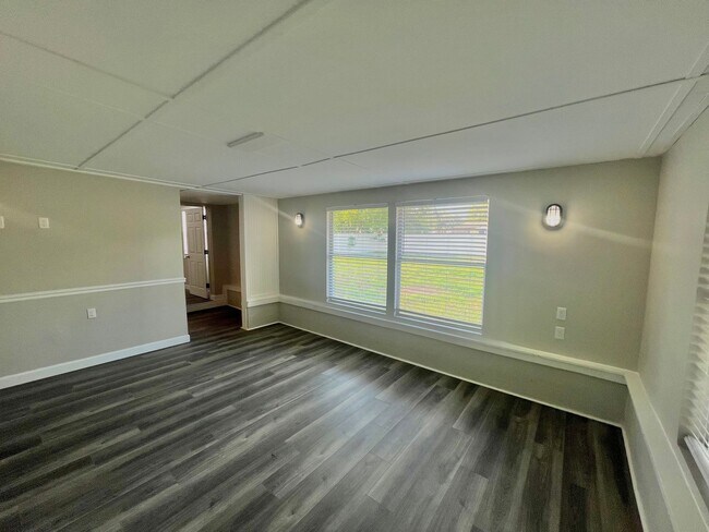 Building Photo - 3 Bed, 2 Bath DeBary Home with Modern Upda...
