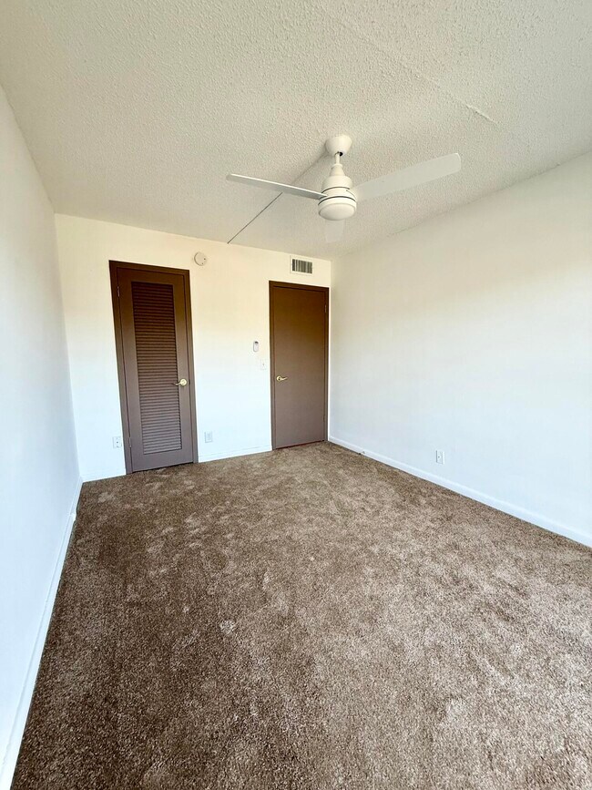 Building Photo - 402 Brighton J