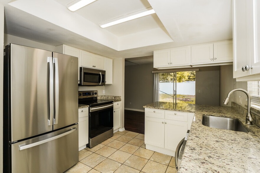 Building Photo - 1670 Palm Leaf Dr