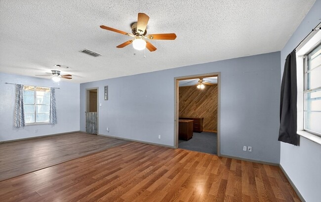 Building Photo - 604 Fegan St