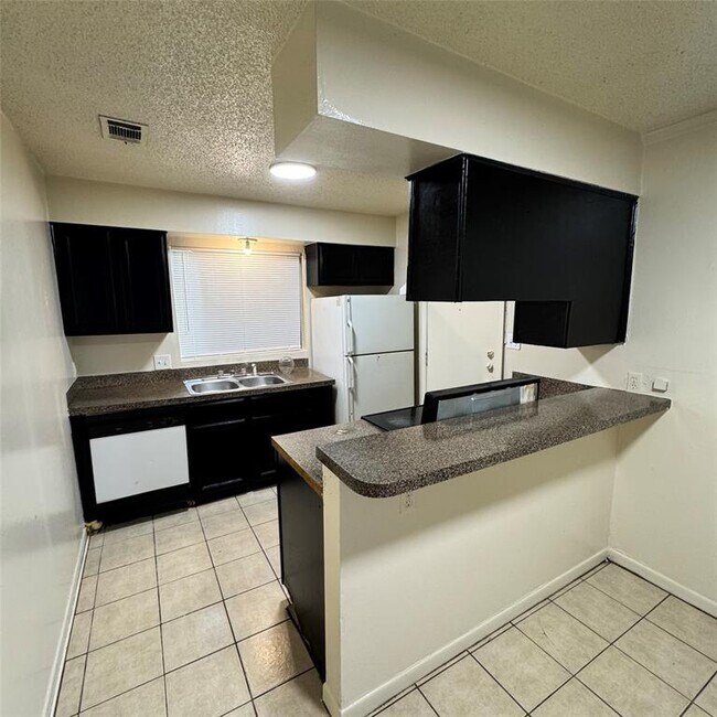 Building Photo - 1626 Royal Hill Dr