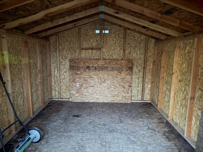 Building Photo - 1915 SE Debord St