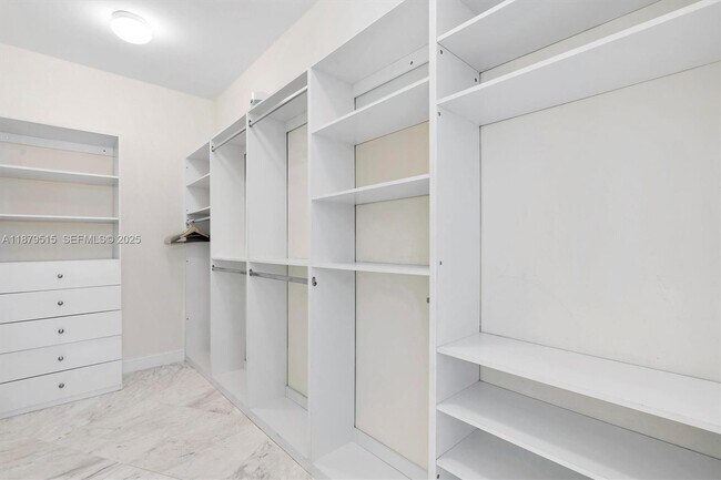 Building Photo - 16001 Collins Ave