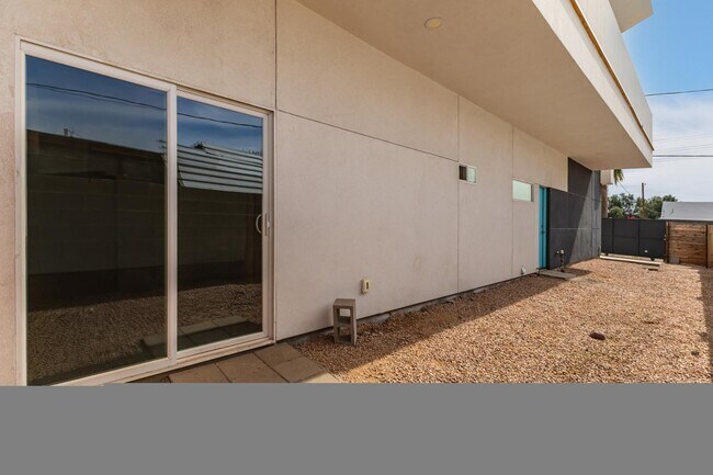 Building Photo - 1933 E Monroe St