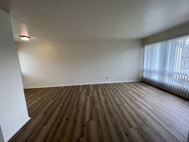 Building Photo - 803 NE Alameda Ave