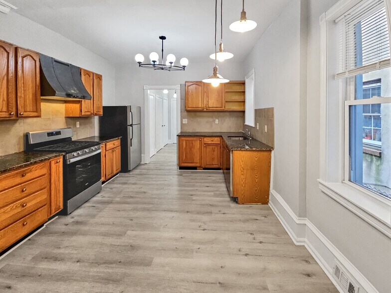 Building Photo - 637 N 32nd St