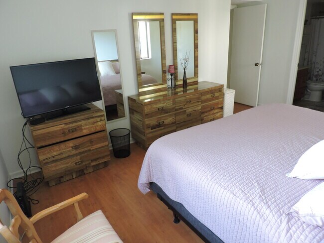 Building Photo - 3402 Gardens E Dr