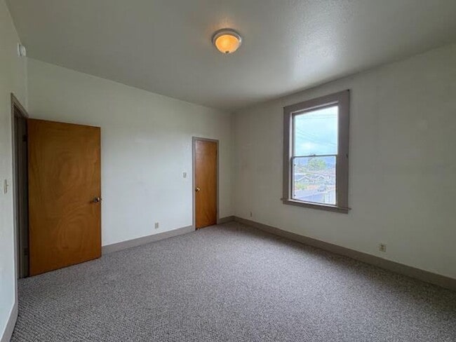 Building Photo - Arcata 3-Bedroom Victorian Apartment