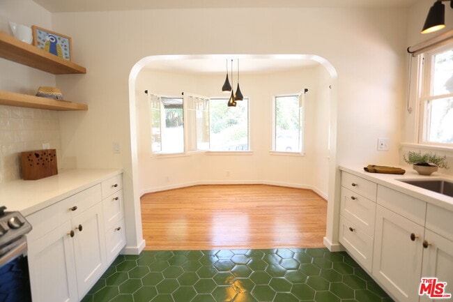 Building Photo - 2256 Silver Ridge Ave