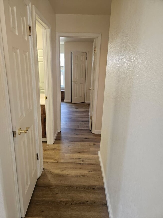 Building Photo - LAkeport Available NOW!