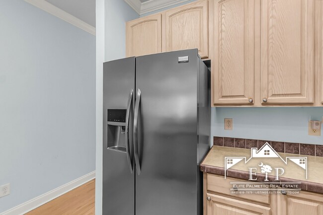 Building Photo - Charming Townhouse Near the Heart of Charleston – Comfort & Convenience in One!