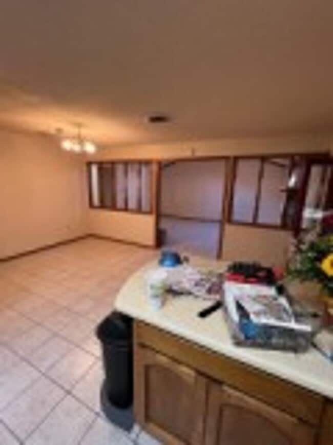 Building Photo - Beautful Brick Home with 3 BD/2 BA & Refri...