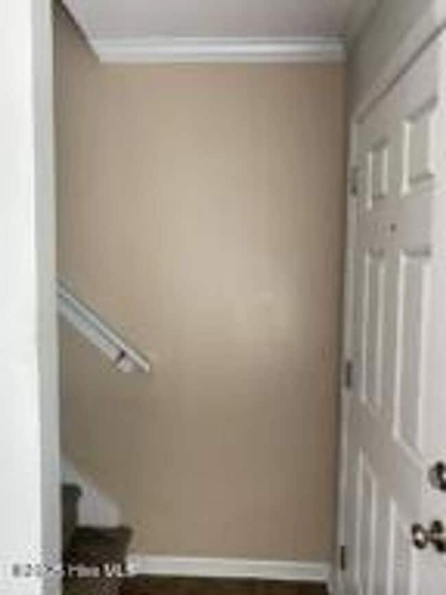 Building Photo - 3BR 3BTH Townhome with Screened patio and ...