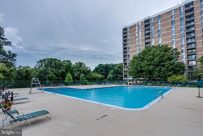 Building Photo - 2300 Pimmit Dr