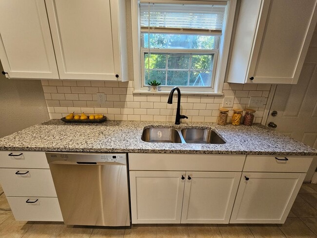 Building Photo - 1416 Maple Ln