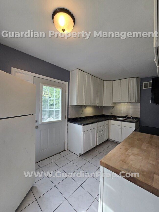 Building Photo - Available Now! Free Oct Rent! NE Minneapol...