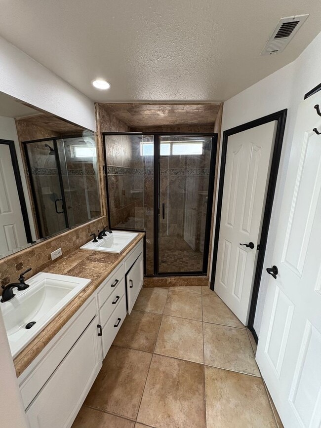 Building Photo - NW Visalia Home coming soon!