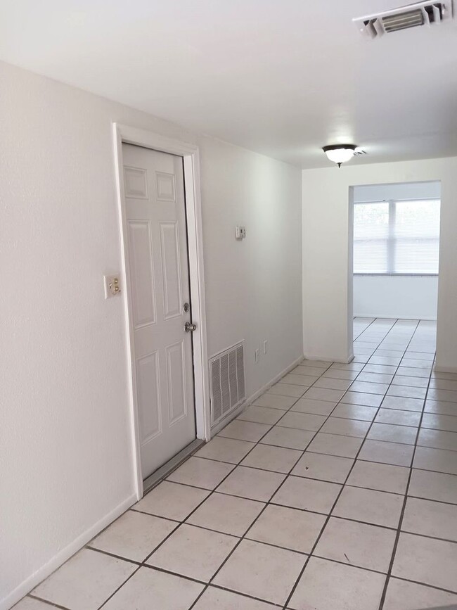 Building Photo - Spacious 3 bedroom / 1 Bath Single Family Home
