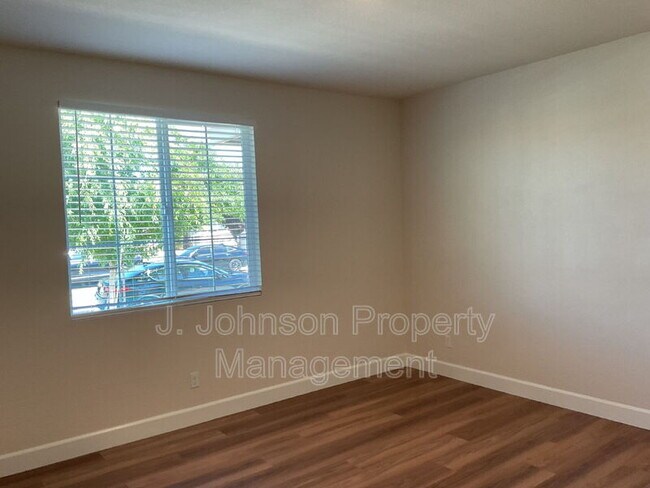 Building Photo - 644 Albany St