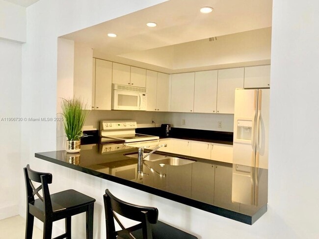 Building Photo - 17375 Collins Ave