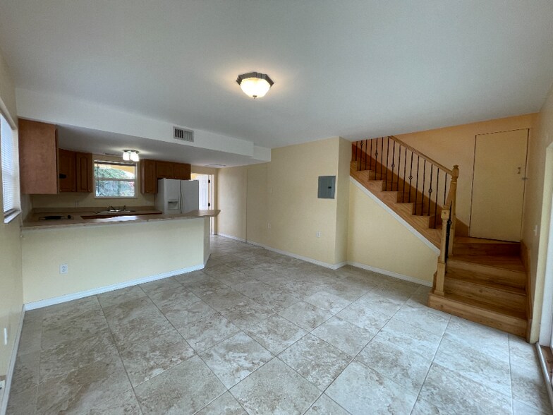 Building Photo - 1107 Seffner Valrico Rd