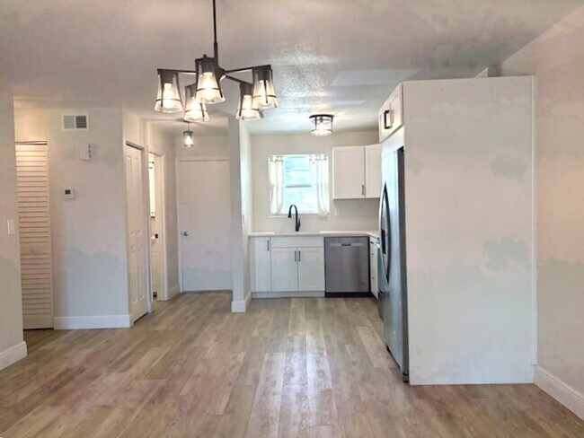 Building Photo - Stunning Beachside Townhome in Port Orange!