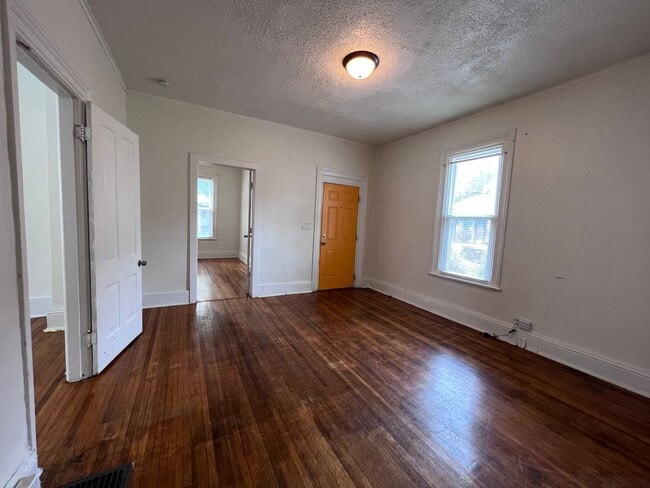Building Photo - Bright 2 Bedroom Apartment with Laundry on Site!