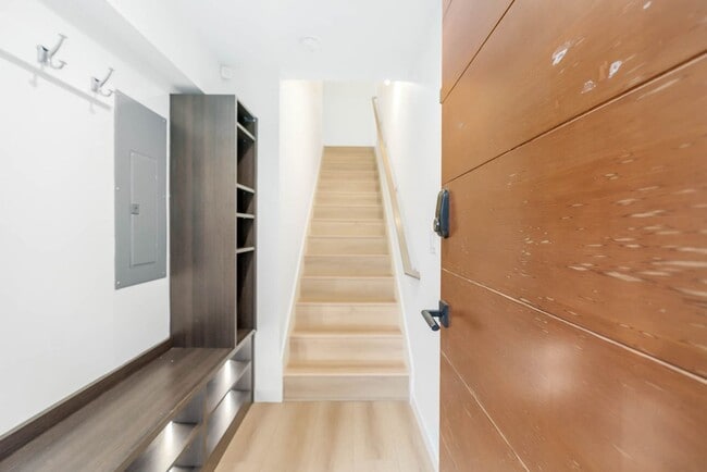 Building Photo - 113 17th Ave E