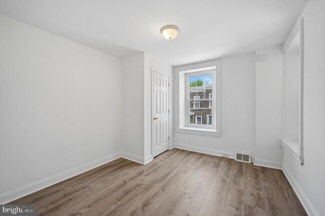 Building Photo - 447 Dupont St