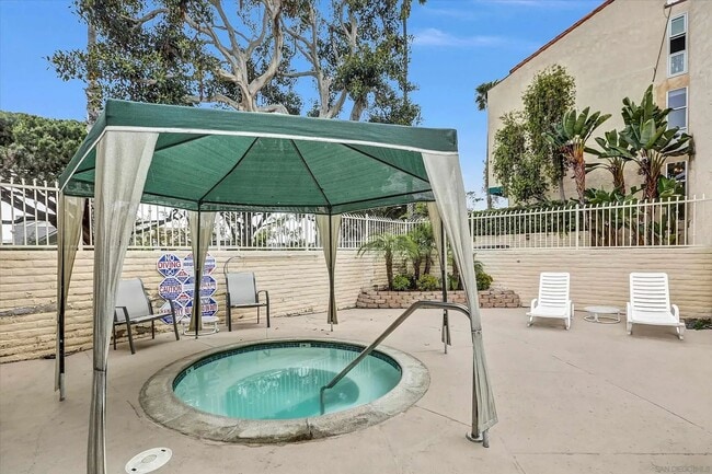 Building Photo - 6455 La Jolla Blvd
