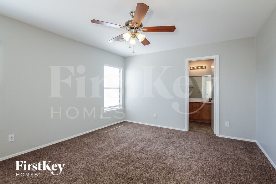 Building Photo - 12521 W Ash St