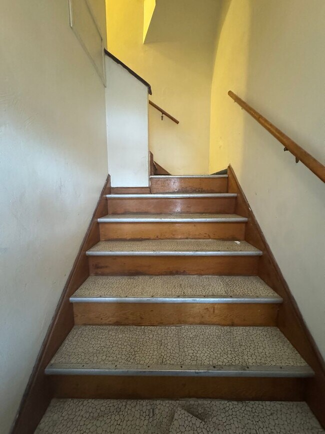 Building Photo - 212 N Highland Ave