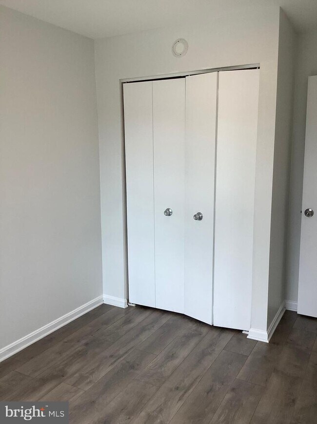 Building Photo - 12 Normandy Square Ct