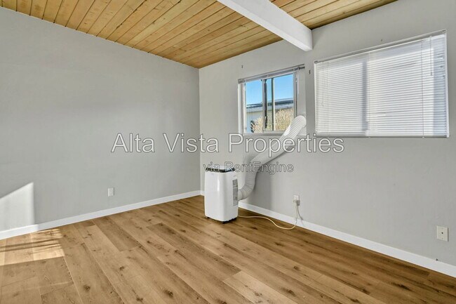 Building Photo - 2569 Loring St