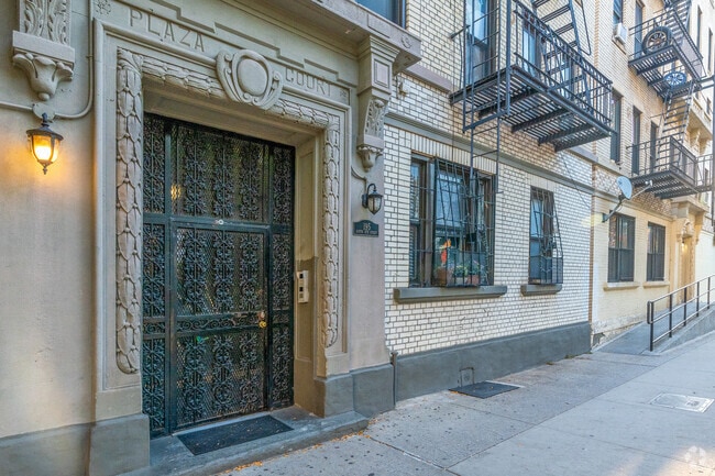 Building Photo - Plaza Court