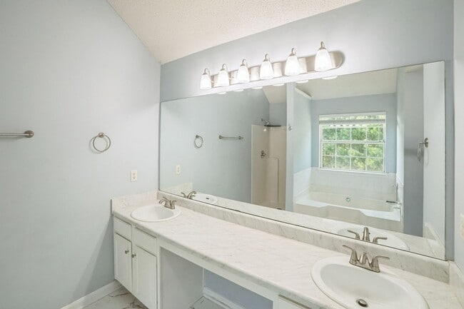 Building Photo - Spacious 5BR House in Fairburn