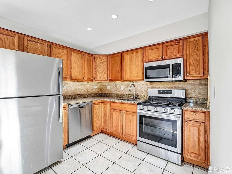 Building Photo - 240 Sunnyridge Ave