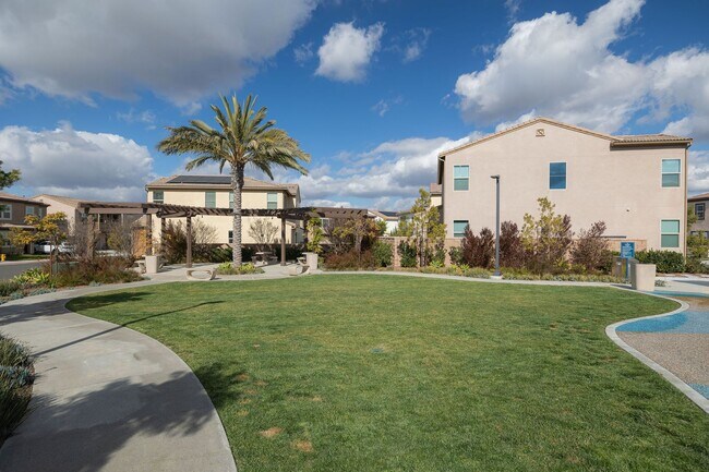 Building Photo - 1749 Laurelwood Wy