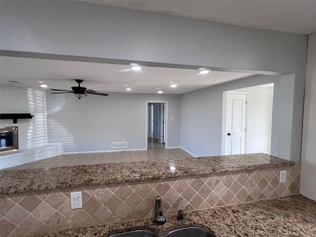 Building Photo - 818 Fairlawn Dr