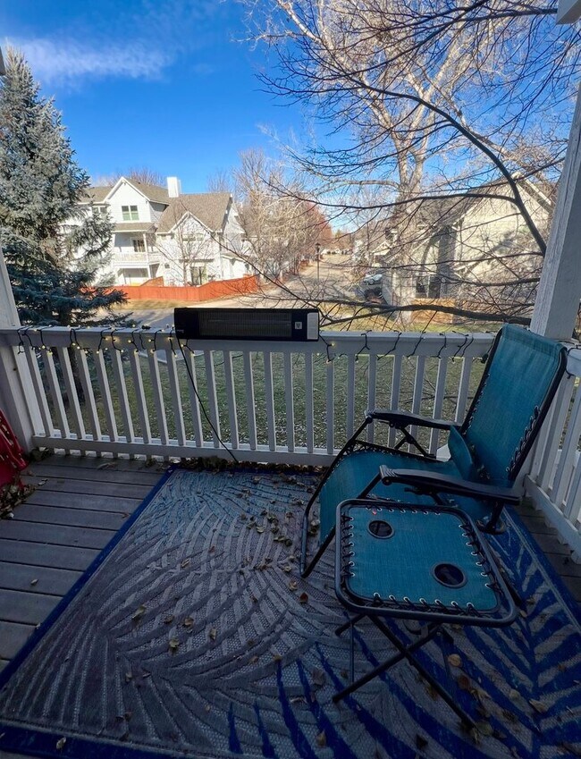 Building Photo - 2 bed 2.5 bath available NOW!