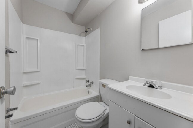 Building Photo - Recently renovated 1-bedroom suite