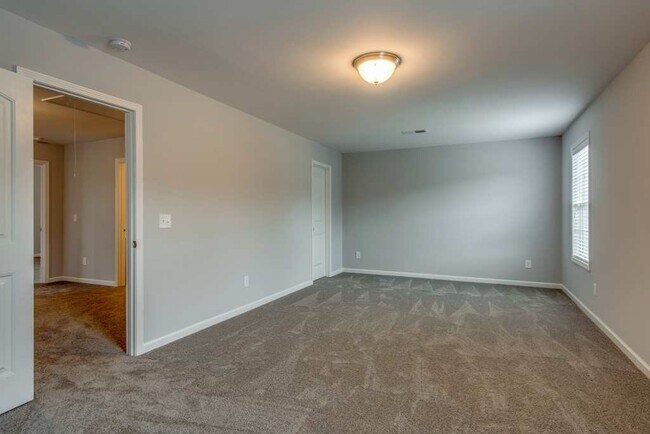 Building Photo - Spacious 4 Bedroom Home with Open Floor Plan - Free Rent!