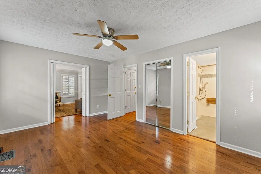 Building Photo - 220 Hollyridge Dr