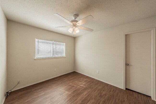 Building Photo - 10325 Bear Hollow Dr