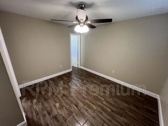 Building Photo - 207 Sinbad St